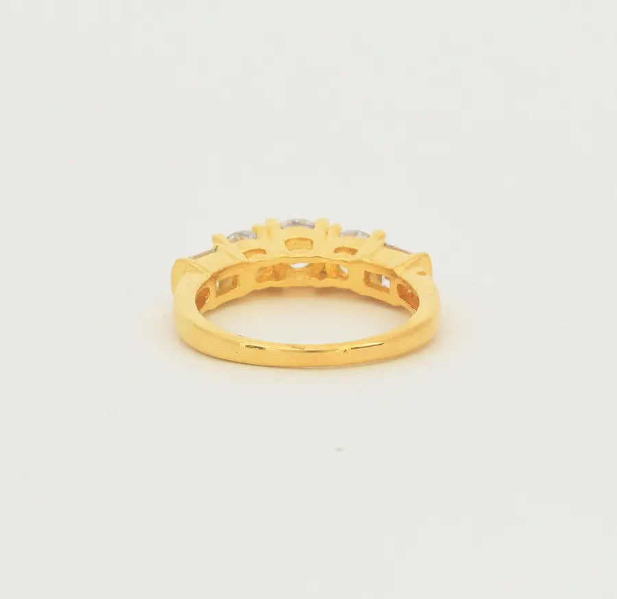 Big White Risa Ring - U10132