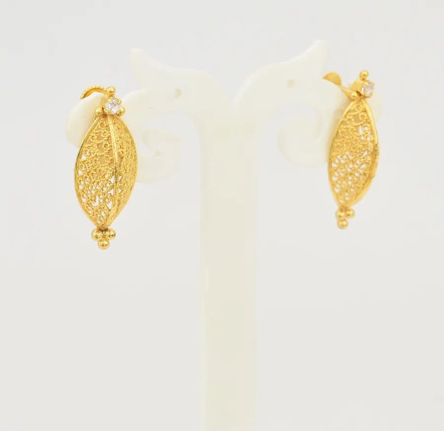 White Elica Stud - U10170