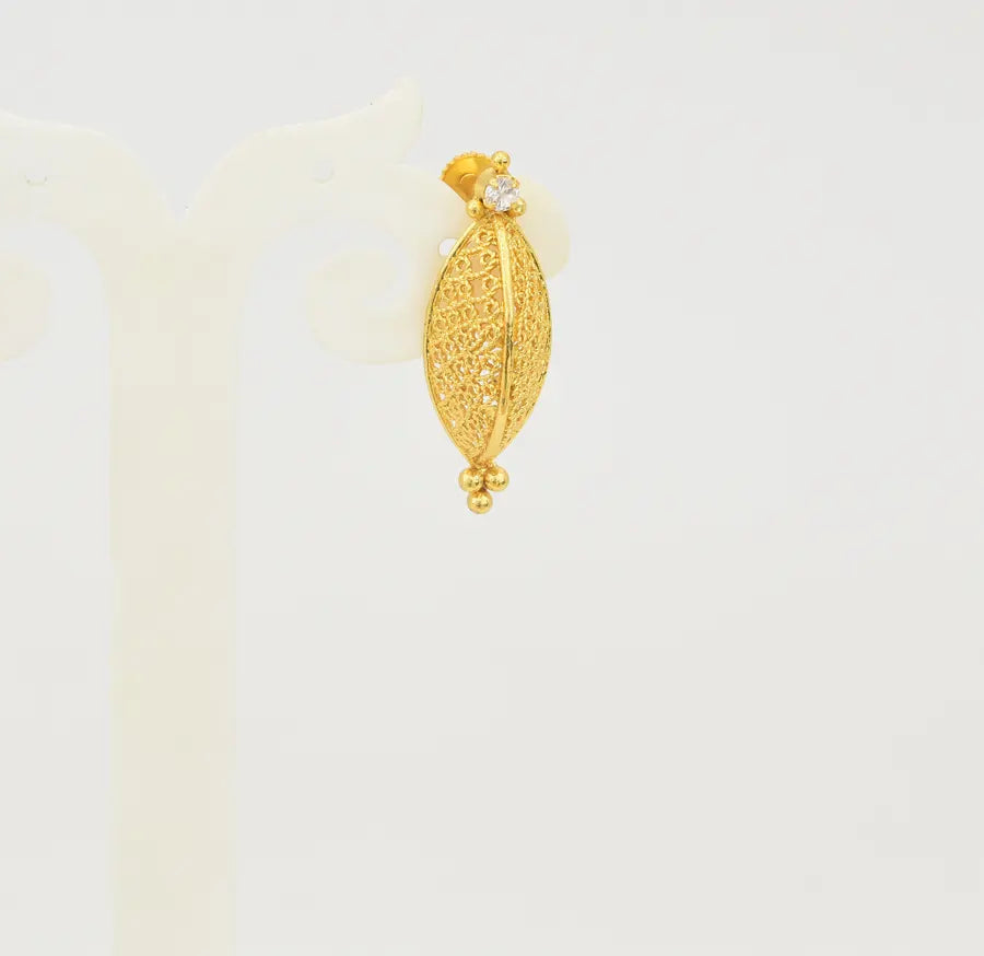 White Elica Stud - U10170