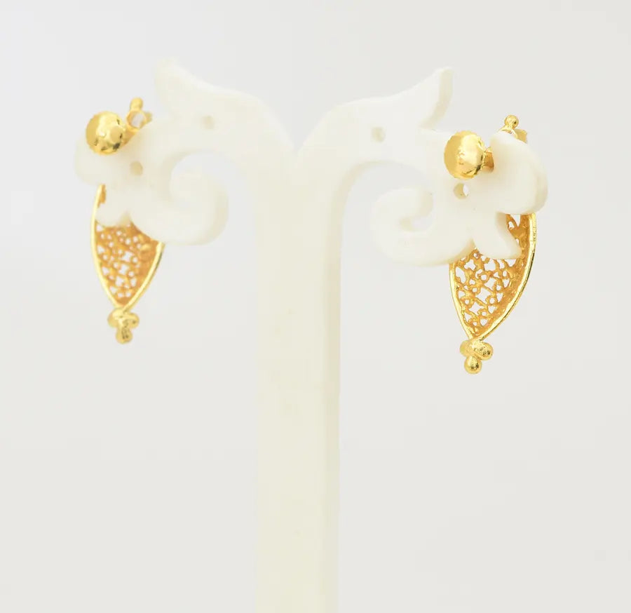 White Elica Stud - U10170